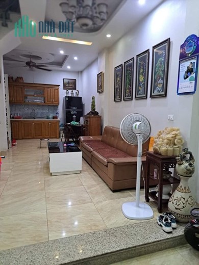 Cho thuê nhà nguyên căn Lạc Long Quân 40m2, 4T,4m, 11 triệu, Tây Hồ.