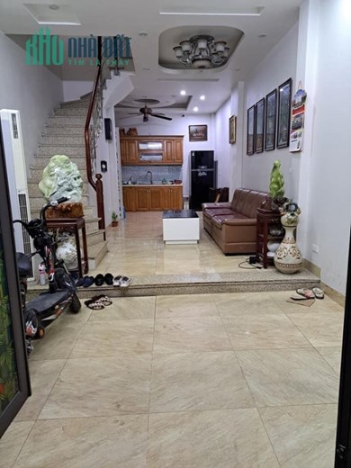 Cho thuê nhà nguyên căn Lạc Long Quân 40m2, 4T,4m, 11 triệu, Tây Hồ.