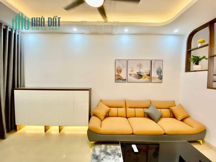 Cho thuê nhà Lạc Long Quân 45m 4T. MT4m. Kinh doanh. ở sướng. 11tr