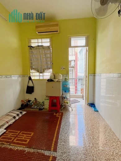 Bán nhà Rẻ Đẹp Q4 Đoàn Văn Bơ 

Ngang 3.1x 8m đúc 4 tấm có 3 tỷ hơn
 cách Q1- 50 m
3 phòng Ngũ