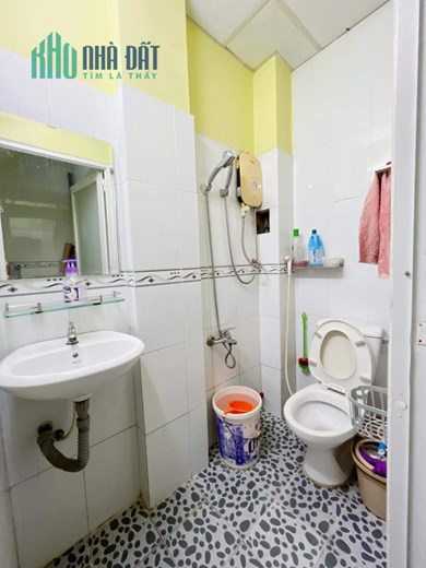Bán nhà Rẻ Đẹp Q4 Đoàn Văn Bơ 

Ngang 3.1x 8m đúc 4 tấm có 3 tỷ hơn
 cách Q1- 50 m
3 phòng Ngũ