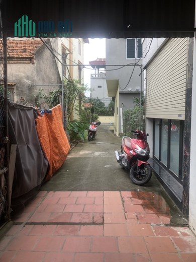 Bán nhà cấp 4 Cự Khối, ô tô, 40 m2, MT 6 m, giá chỉ 1,1 tỷ.