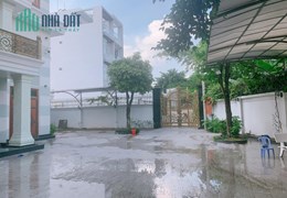 BÁN GẤP BIỆT THỰ SÂN VƯỜN NGÃ TƯ THỦ ĐỨC 700M. SÁT HÔNG VINCOM. GIÁ HƠN 40 TỶ