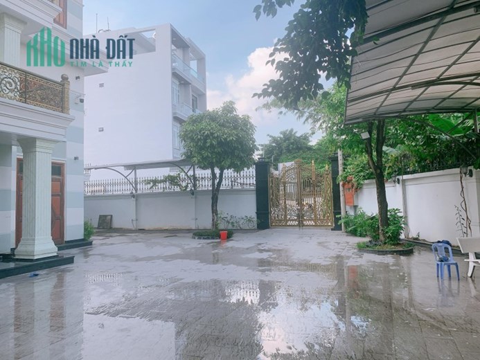 BÁN GẤP BIỆT THỰ SÂN VƯỜN NGÃ TƯ THỦ ĐỨC 700M. SÁT HÔNG VINCOM. GIÁ HƠN 40 TỶ