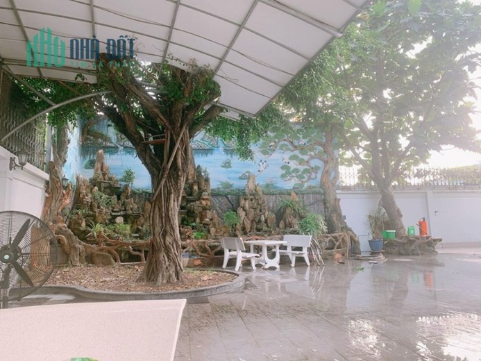 BÁN GẤP BIỆT THỰ SÂN VƯỜN NGÃ TƯ THỦ ĐỨC 700M. SÁT HÔNG VINCOM. GIÁ HƠN 40 TỶ