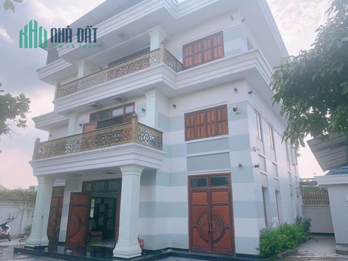 BÁN GẤP BIỆT THỰ SÂN VƯỜN NGÃ TƯ THỦ ĐỨC 700M. SÁT HÔNG VINCOM. GIÁ HƠN 40 TỶ