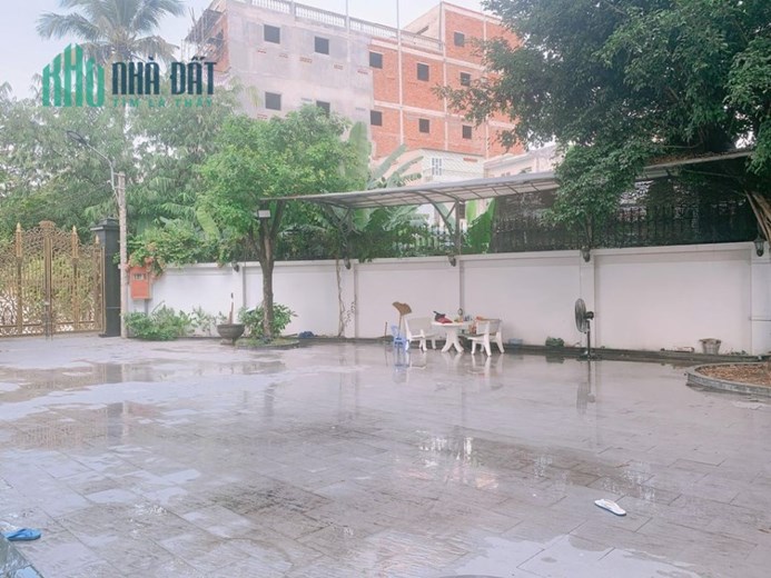 BÁN GẤP BIỆT THỰ SÂN VƯỜN NGÃ TƯ THỦ ĐỨC 700M. SÁT HÔNG VINCOM. GIÁ HƠN 40 TỶ