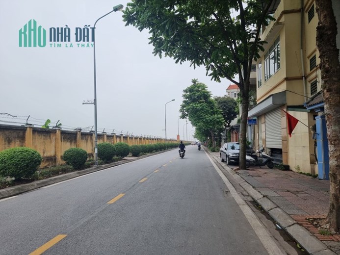 HIẾM TẠI GIA THỤY NHÀ ĐẸP Ô TÔ ĐỖ CỬA - NGAY CẠNH ĐƯỜNG TRẦN HƯNG ĐẠO - TRƯỜNG GIA THỤY CHUẨN QUỐC