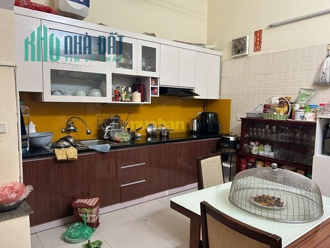 Bán gấp CH tập thể tầng 2 ngõ Thịnh Hào 1 giá 2.5 tỷ, 60m2, NT cơ bản