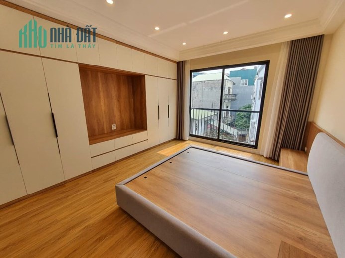 Bán ngôi nhà 46m2 phố Nghi Tàm, Tây Hồ 2 mặt Ô tô đỗ cửa Kinh doanh Siêu tốt 5.6 Tỷ