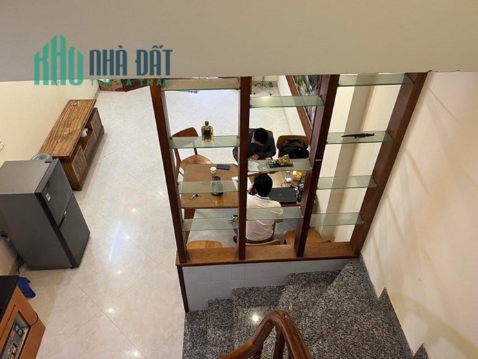 cần bán gấp nhà 5 tâng trung tâm phường Bồ Đề- Quận Long Biên, DT: 38,2m, MT: 4m.