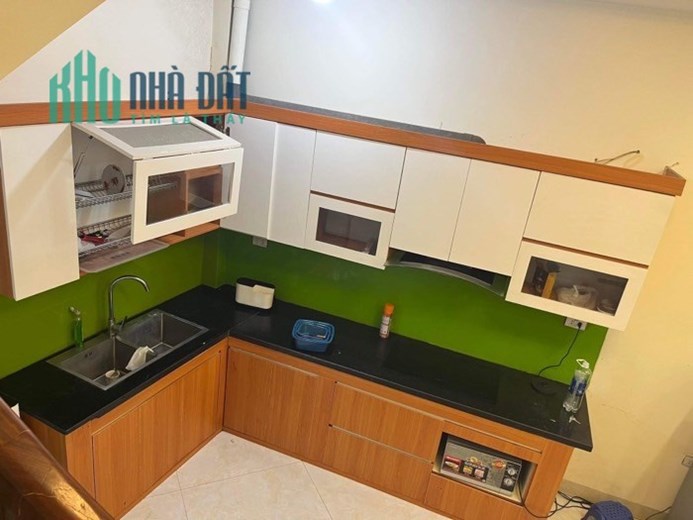 cần bán gấp nhà 5 tâng trung tâm phường Bồ Đề- Quận Long Biên, DT: 38,2m, MT: 4m.