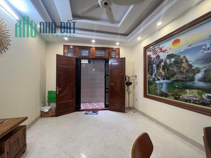 cần bán gấp nhà 5 tâng trung tâm phường Bồ Đề- Quận Long Biên, DT: 38,2m, MT: 4m.