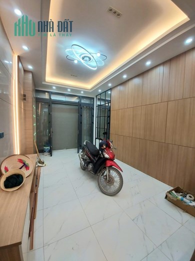 Cho thuê nhà #NGUYỄN_XIỂN, TX. 60m 4 Tầng Có GARA. 2 MẶT TIỀN. 5 PHòng Cực Rộng. 28tr