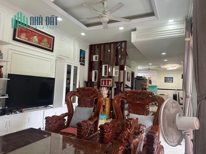 Bán Biệt Thự sân vườn Siêu Đẹp Thạnh Xuân
Quận 12 , 3 tầng 7PN giá chỉ 9,2 tỷ