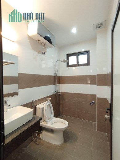 Cho thuê nguyên căn phố Hào Nam 40m, 5T, MT4.2m. KD online, ngõ to. 21tr .