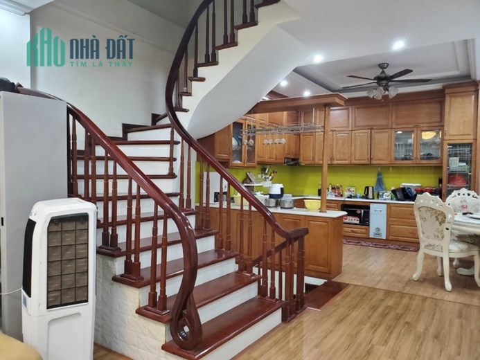 Bánn hà PL Quân Đội  HOÀNG VĂN THÁI 10m Ô TÔ TRÁNH,DT 60m2 ,mặt tiền 5,6m, giá 5tỷ95