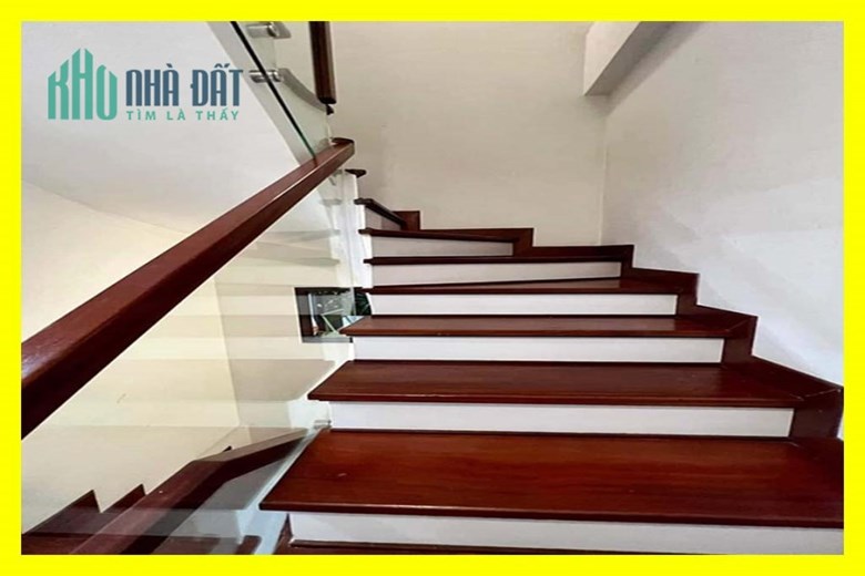 Bán nhà đẹp 4 tầng gần phố Hào Nam, giá hơn 5 tỷ