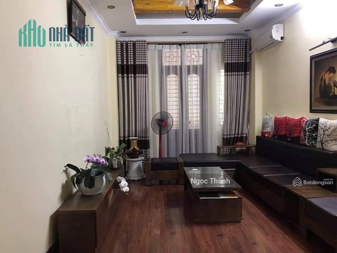 Bán nhà Dịch Vọng Hậu gần phố, ngõ thông, KD 40m 5 tầng nhỉnh 5 tỷ