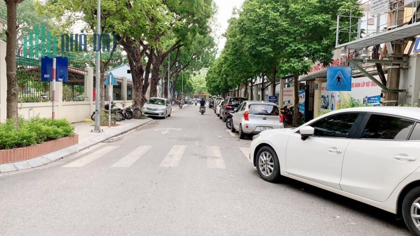 Bán nhà 62m2, lô góc mặt tiền 4m tại phố Nguyễn Văn Huyên