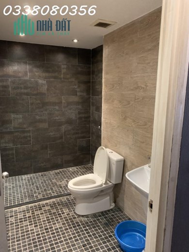 Bán nhà mặt phố Hoàng Cầu, view hồ,  DTXD 105m2 x 6 tầng, MT 6,5m.