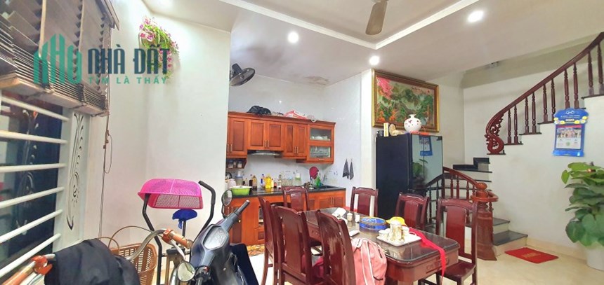 Bán nhà gần Phố Ngọc Thuỵ, Dt 61m. nhà 4 tầng giá hơn 5 tỷ.