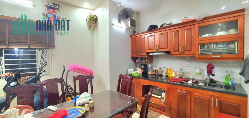 Bán nhà gần Phố Ngọc Thuỵ, Dt 61m. nhà 4 tầng giá hơn 5 tỷ.