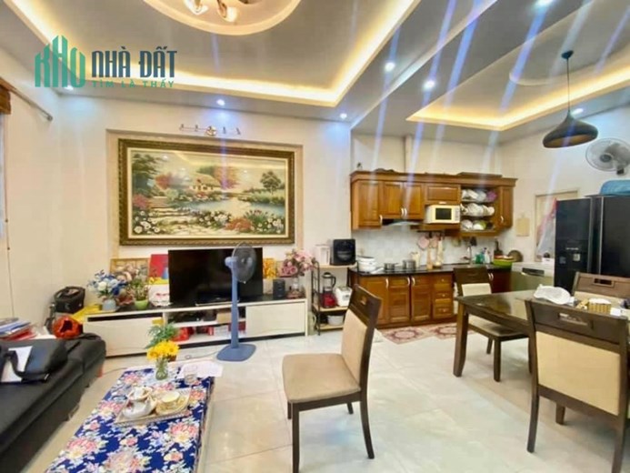 Bán căn nhà 38m2 phố Nghi Tàm, Tây Hồ 6 ngủ Ô tô tránh cách 15m 4.3 Tỷ