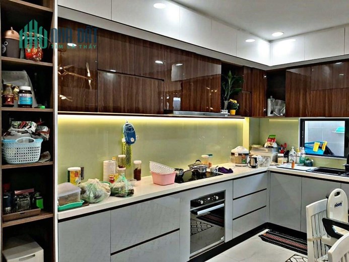 9 tỷ, Mặt Tiền Tân Quy. 4 tầng, 4x15m, lộ 8m, vỉa hè 3m, ô tô vào nhà