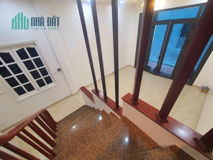 HÍT HÓT. Bán nhà Hai Bà Trưnng, sát phố ,ở ngay, sổ vuông. Diện tích 35m*5T nhỉnh 4 tỷ.