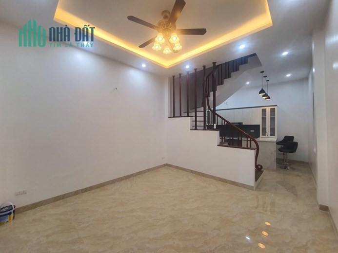 HÍT HÓT. Bán nhà Hai Bà Trưnng, sát phố ,ở ngay, sổ vuông. Diện tích 35m*5T nhỉnh 4 tỷ.