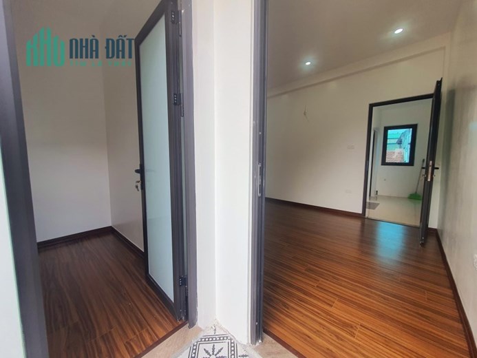 HÍT HÓT. Bán nhà Hai Bà Trưnng, sát phố ,ở ngay, sổ vuông. Diện tích 35m*5T nhỉnh 4 tỷ.