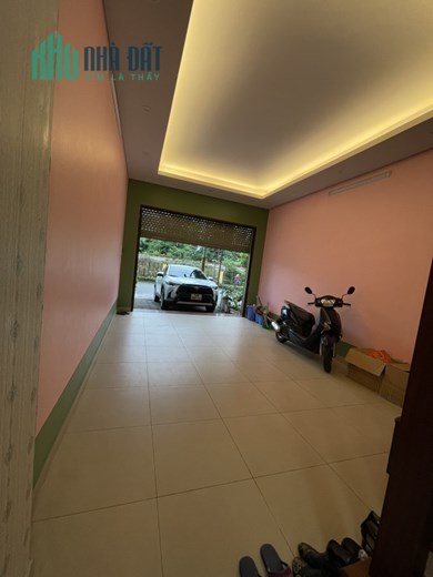 CHO THUÊ NHÀ TẦNG 1 VÀ 2 ĐỂ Ở HOẶC LÀM VĂN PHÒNG, Ô TÔ NGỦ TRONG NHÀ, MẶT ĐƯỜNG LỚN, VỈA HÈ RỘNG,