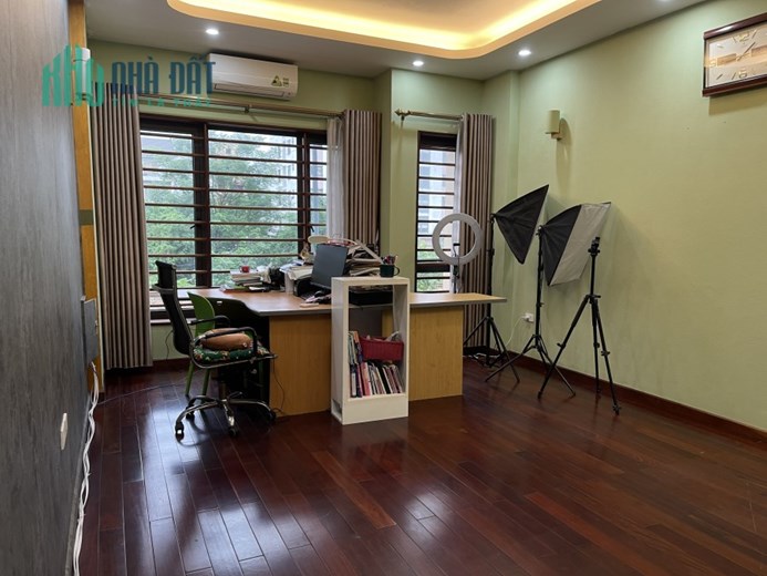 CHO THUÊ NHÀ TẦNG 1 VÀ 2 ĐỂ Ở HOẶC LÀM VĂN PHÒNG, Ô TÔ NGỦ TRONG NHÀ, MẶT ĐƯỜNG LỚN, VỈA HÈ RỘNG,