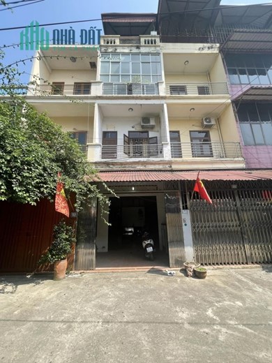 nhà phân lô cán bộ, 4 tầng. gara ô tô. phố cổ NGỌC LÂM (LONG BIÊN)  giá cực rẻ.