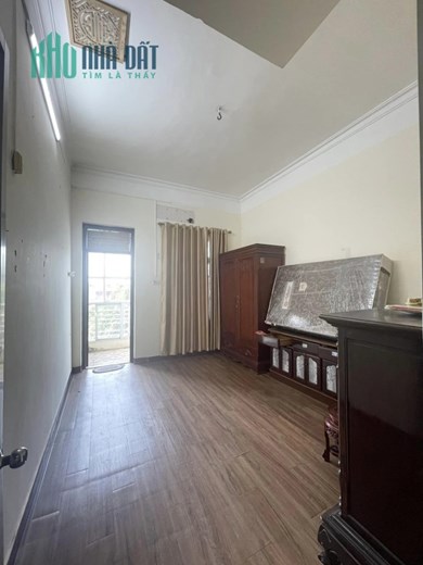 nhà phân lô cán bộ, 4 tầng. gara ô tô. phố cổ NGỌC LÂM (LONG BIÊN)  giá cực rẻ.