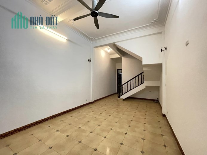 Nhà  Giải Phóng 110m x 4 tầng, mt: 5m, sát hồ, vỉa hè, kinh doanh