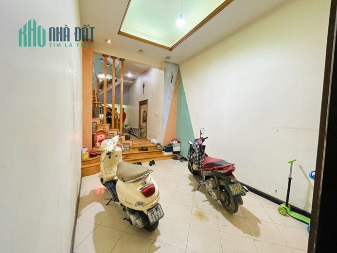 BÁN NHÀ NGÕ PHỐ PHƯƠNG MAI ĐỐNG ĐA. NGÕ Ô TÔ . GIÁ NHỈNH 200TR/M2