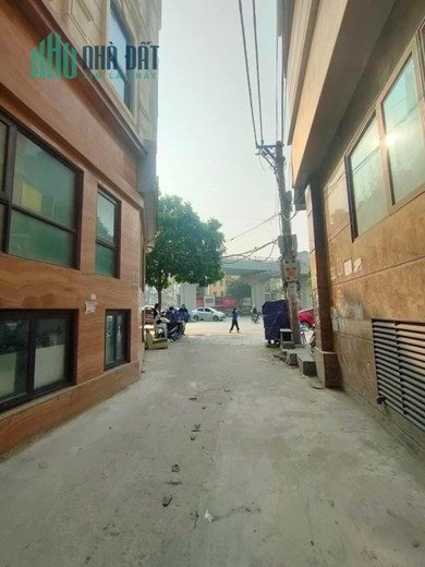 1 NHÀ RA PHỐ - VỊ TRÍ ĐẸP - 2 THOÁNG - Ô TÔ - KINH DOANH - DÒNG TIỀN CAO - NGÕ THÔNG NGUYỄN VĂN