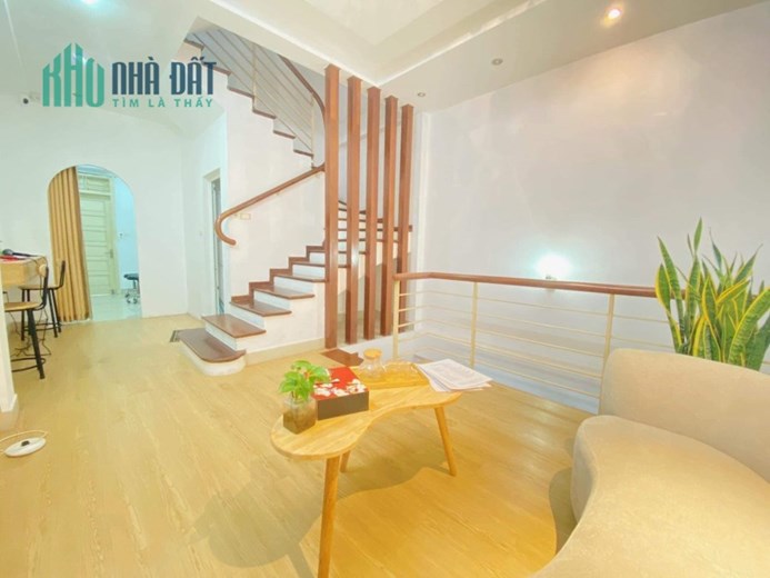 Tòa 6 T, c. góc plô ô tô tránh, vỉa hè, KD, Huỳnh Thúc Kháng, Đống Đa, 46m2, mt 4.2, 16.5 tỷ