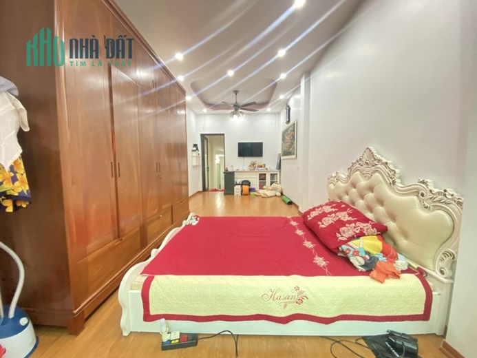 Xuất sắc. Nhà Minh Khai, Hai Bà Trưng, ô tô, kinh doanh, nội thất hiện đại. Diện tích 42m*3T, sổ