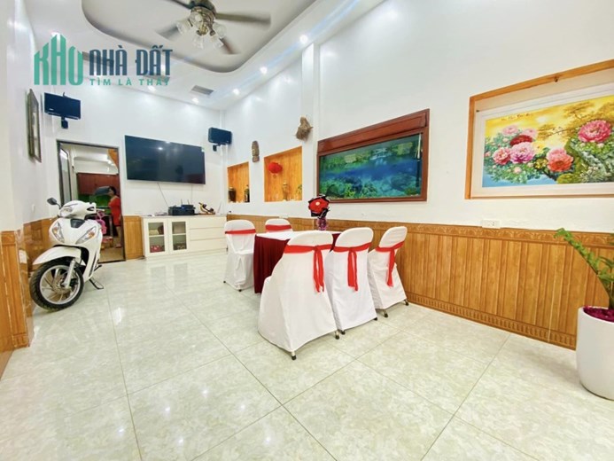Xuất sắc. Nhà Minh Khai, Hai Bà Trưng, ô tô, kinh doanh, nội thất hiện đại. Diện tích 42m*3T, sổ