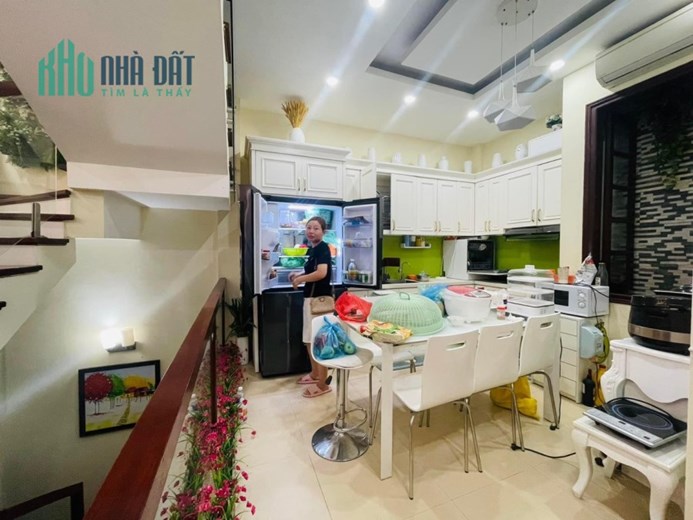 Phạm Tuấn Tài-Hoàng Quốc Việt-Cầu Giấy 55mx5 tầng 2 ô tô tránh vỉa hè rộng-dân trí cao.