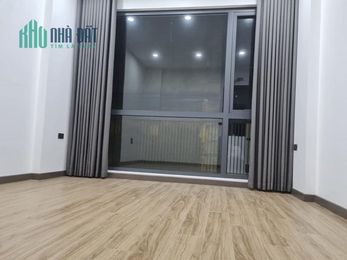 Bán nhà phố Ngọc Lâm, DT36m2, 5T, giá 3 tỷ 7 nhà mới, ô tô đỗ cửatrung tâm gần phố.