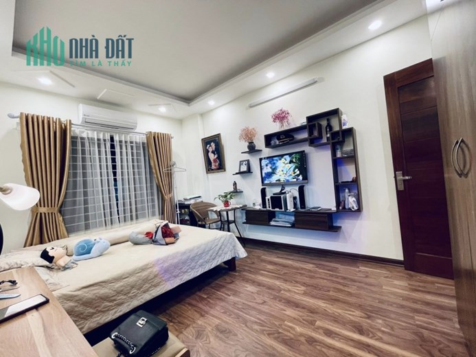 BÁN ĐẤT TẶNG NHÀ, THỤY KHUÊ 5T x 40M2, KINH DOANH BẤT CHẤP, Ở SƯỚNG
-	Nằm trên trục đường lớn sát