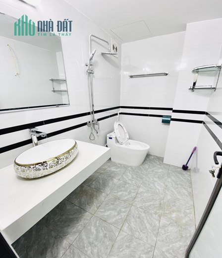 Bán nhà phố Bạch Mai DIện tích 42m2 x 5 tầng x mặt tiền 3.7 m. Giá chỉ nhỉnh 4 Tỷ.
NHÀ MỚI Ở LUÔN