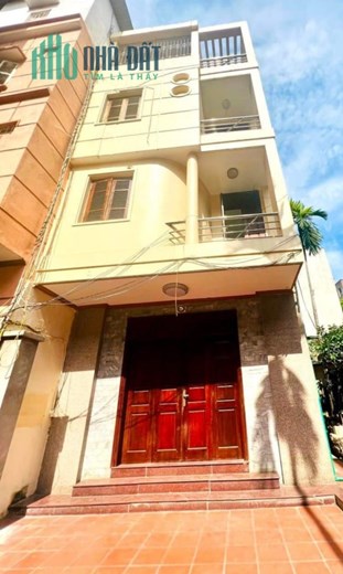 NHÀ  CẦU GIẤY. Ô TÔ VÀO - NHÀ KIÊN CỐ - Ô CHỜ THANG MÁY. TIỆN TÍCH ĐẦY ĐỦ.DIỆN TÍCH 79M2 4 TẦNG MT