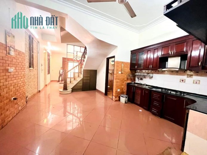 NHÀ  CẦU GIẤY. Ô TÔ VÀO - NHÀ KIÊN CỐ - Ô CHỜ THANG MÁY. TIỆN TÍCH ĐẦY ĐỦ.DIỆN TÍCH 79M2 4 TẦNG MT