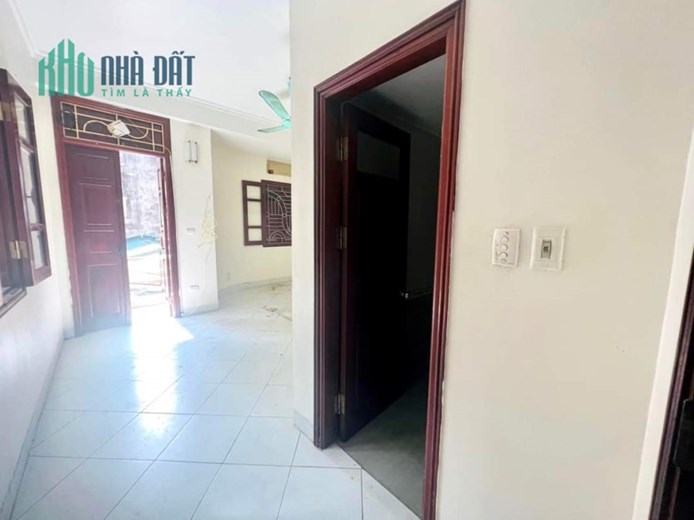 NHÀ  CẦU GIẤY. Ô TÔ VÀO - NHÀ KIÊN CỐ - Ô CHỜ THANG MÁY. TIỆN TÍCH ĐẦY ĐỦ.DIỆN TÍCH 79M2 4 TẦNG MT