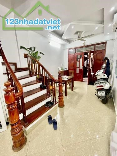 BÁN NHÀ GẤP PHÙNG CHÍ KIÊN - PHÂN LÔ - Ô TÔ TRƯỚC CỬA- SỔ HOA HẬU - GIÁ 6,3 TỶ